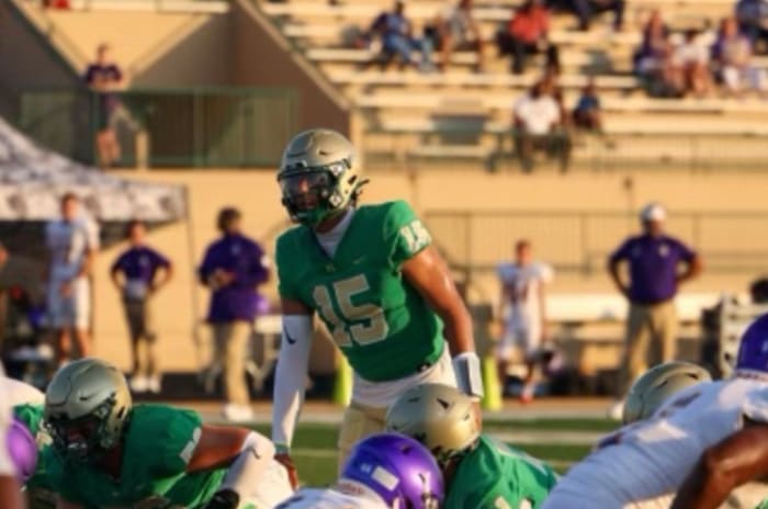 Georgia 2024 commit QB Dylan Raiola reading the defense before taking the snap from his center. (Brooks Austin / Dawgs Daily).